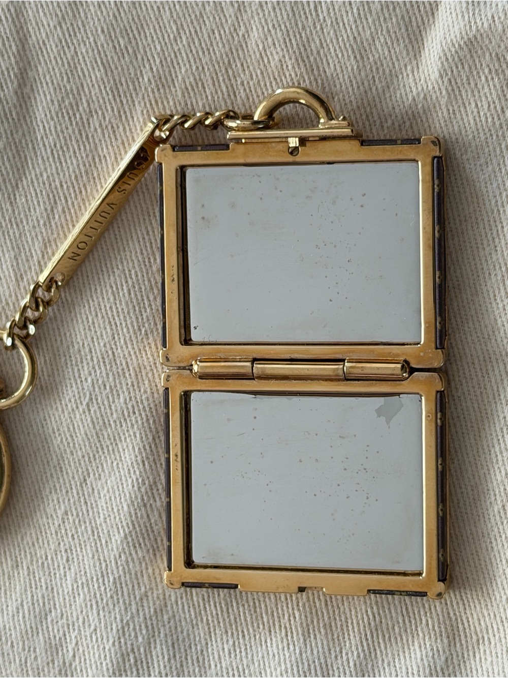 ⭐️RARE!!!!⭐️ Louis Vuitton Alzer trunk keychain with mirror!!!! - Picture 5 of 7